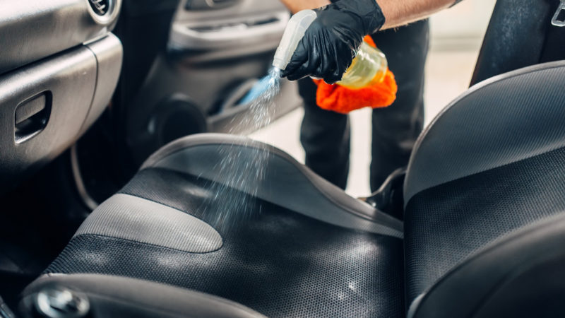W jaki sposób wyczyścić tapicerkę w samochodzie sposobem domowym?