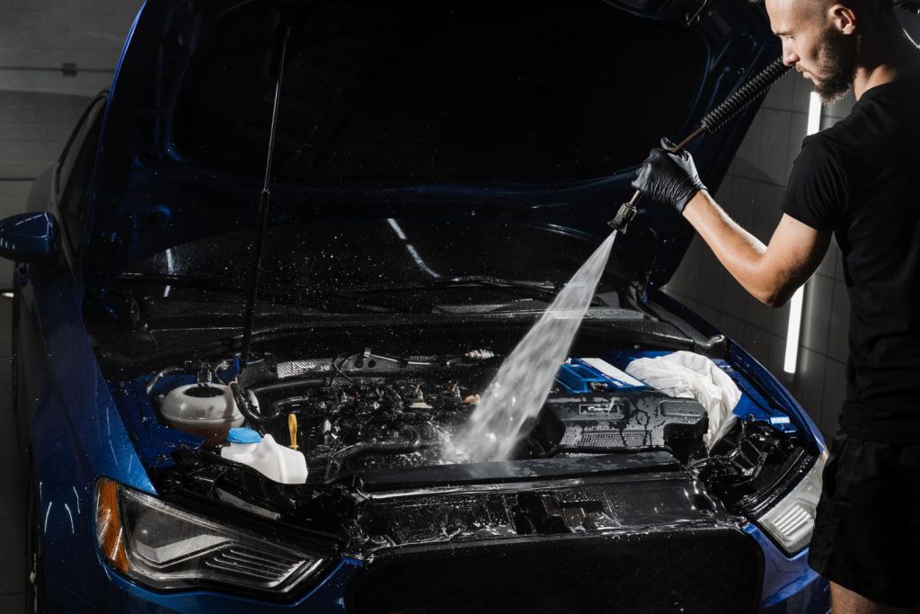 Mycie komory silnika to jedna z najważniejszych czynności, które powinny być wykonywane regularnie przez każdego właściciela samochodu