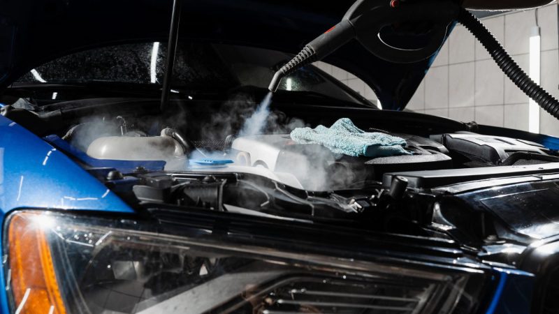 Czyszczenie komory silnika – jak dokładnie umyć wnętrze silnika samochodowego