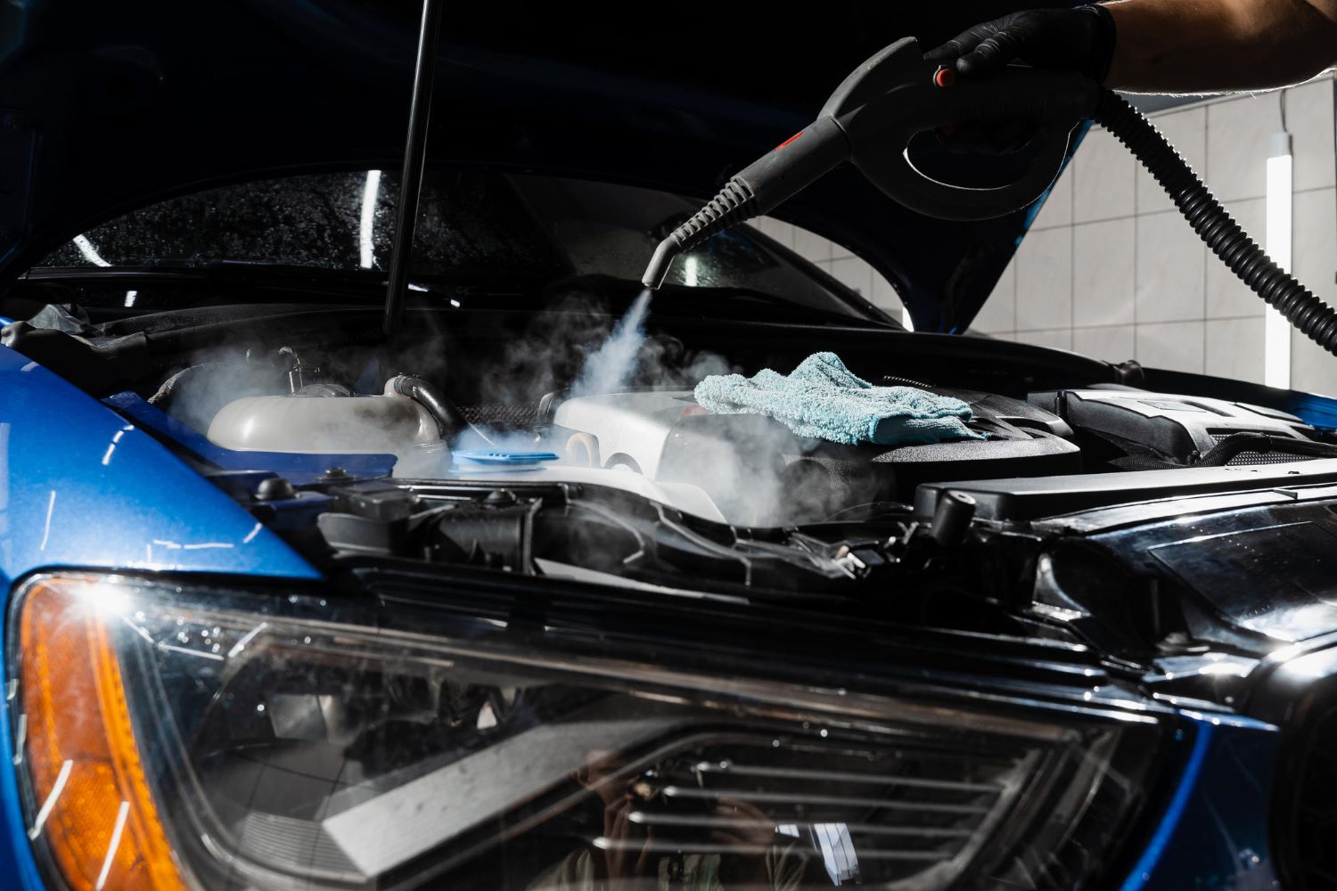 Czyszczenie komory silnika – jak dokładnie umyć wnętrze silnika samochodowego
