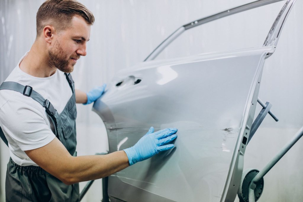 Podczas konserwacji lakieru samochodowego często popełniane są pewne błędy, które mogą zaszkodzić powierzchni pojazdu