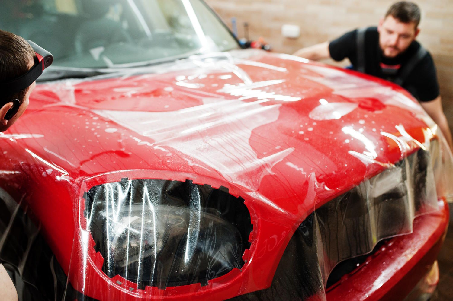 Zabezpiecz swój samochód – sekrety profesjonalnego oklejania folią ochronną