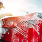 Folia ochronna PPF (Paint Protection Film) to nowoczesny produkt, który zapewnia niezawodną ochronę dla samochodów, motocykli oraz innych pojazdów przed drobnymi uszkodzeniami
