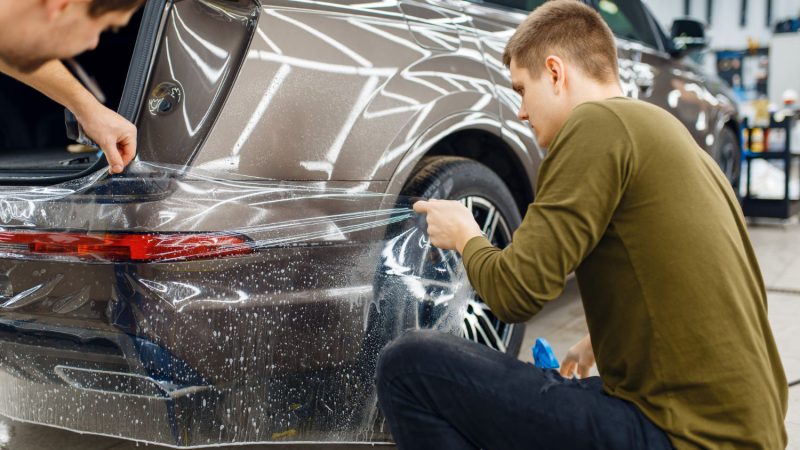 Niezbędna tarcza dla Twojego samochodu – Poznaj fenomenalną moc folii ochronnej PPF na lakier!
