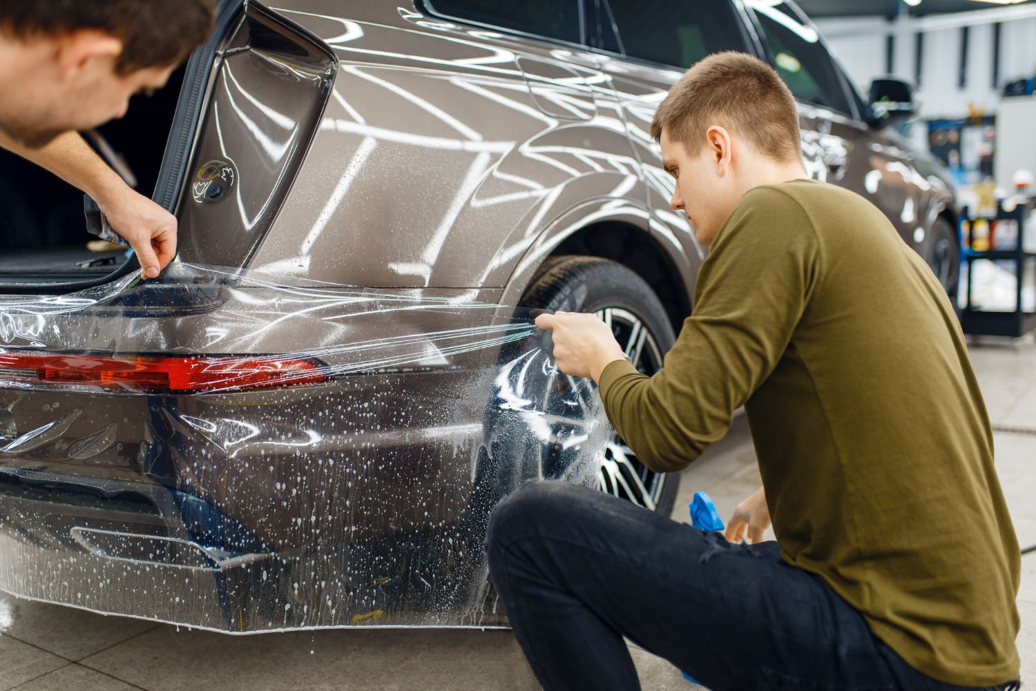 Niezbędna tarcza dla Twojego samochodu – Poznaj fenomenalną moc folii ochronnej PPF na lakier!